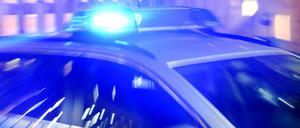 ARCHIV - 06.08.2015, Schleswig-Holstein, Flensburg: ILLUSTRATION - Ein Streifenwagen der Polizei steht mit eingeschaltetem Blaulicht auf der Straße. (zu dpa: «Haftbefehl wegen versuchten Tötungsdelikten durch Stiche in Regensburg») Foto: Carsten Rehder/dpa +++ dpa-Bildfunk +++