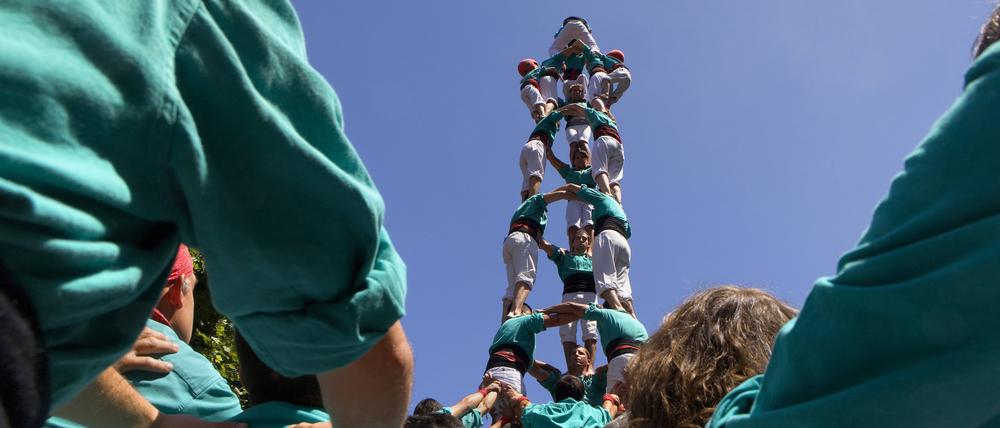 Castellers de Vilafranca. Castellers building human tower, a Catalan tradition.Santa Anna square.Mataro. Barcelona province, Spain Mataro Mataro Spain Copyright: xLucasxVallecillosx/xVWPicsx LVMCa.9349