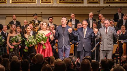 Finale der ersten Gala „Rebuild Ukraine“. In der Mitte Wladimir Klitschko zwischen der Mezzosopranistin Nicole Chirka ganz in Rot und Initiator Harald Christ.