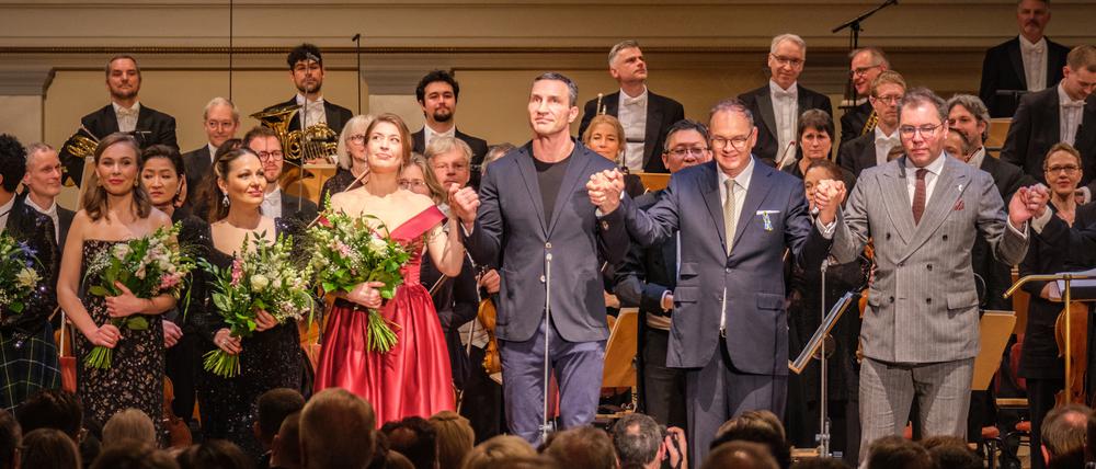 Finale der ersten Gala „Rebuild Ukraine“. In der Mitte Wladimir Klitschko zwischen der Mezzosopranistin Nicole Chirka ganz in Rot und Initiator Harald Christ.