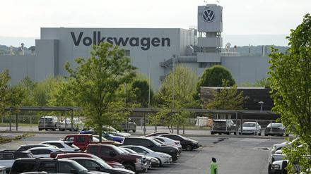 Eine Person geht über den Parkplatz des Volkswagen-Werks in Chattanooga, Tennessee.