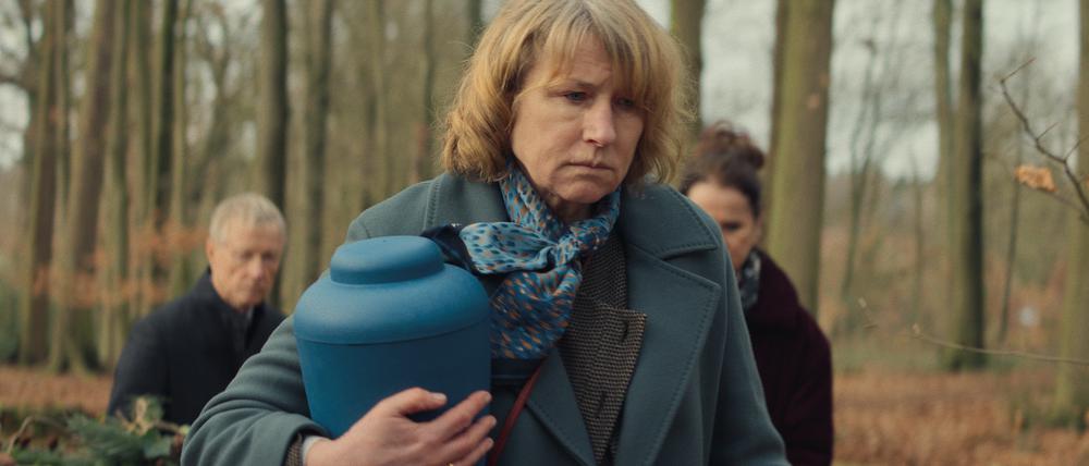 Lissy (Corinna Harfouch) wartet bei der Beerdigung ihres Mannes vergeblich auf die Kinder.