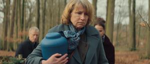 Lissy (Corinna Harfouch) wartet bei der Beerdigung ihres Mannes vergeblich auf die Kinder.