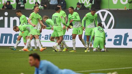 Jonas Wind erzielt das Tor des Tages für Wolfsburg, Bochums Torwart Manuel Riemann ist machtlos.