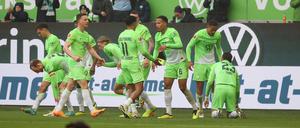 Jonas Wind erzielt das Tor des Tages für Wolfsburg, Bochums Torwart Manuel Riemann ist machtlos.