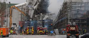 Die Ruinen sind nach dem Einsturz von Außenwänden nach dem Brand der alten Börse in Kopenhagen zu sehen.