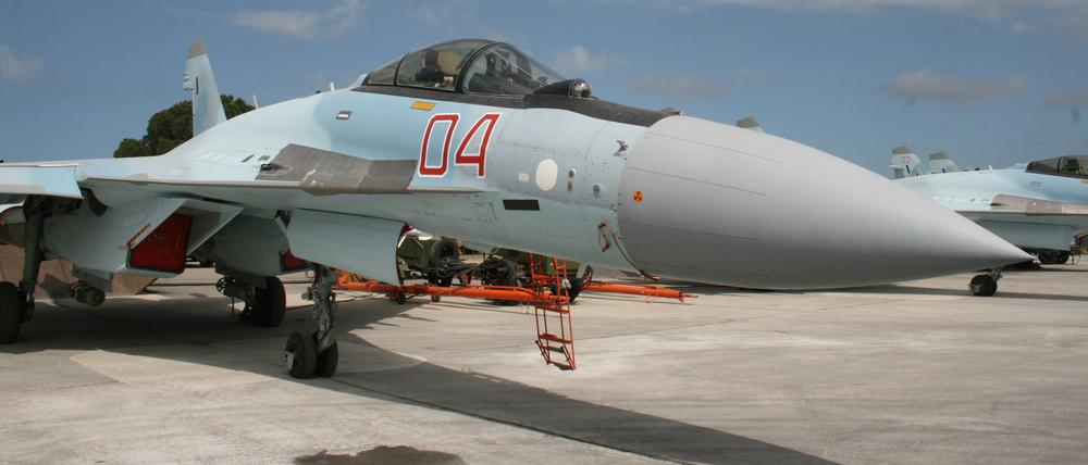 Ein russisches Jagdflugzeug vom Typ Suchoi Su-35 parkt auf dem syrischen Luftwaffenstützpunkt Hamaimim.