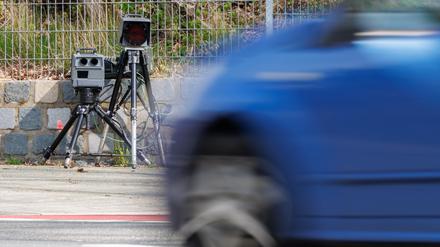 Ein Geschwindigkeits-Messsystem vom Typ Poliscan FM1 des Herstellers Vitronic steht während des sogenannten Blitzmarathons in einer Dreißiger-Zone am Straßenrand