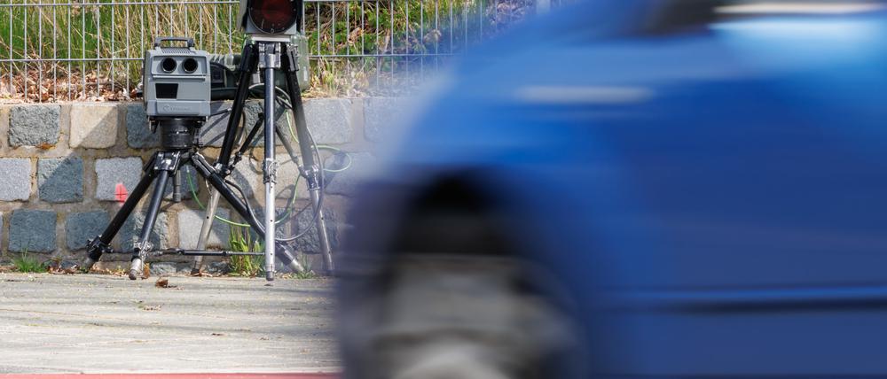 21.04.2023, Bayern, Nürnberg: Ein Geschwindigkeits-Messsystem vom Typ Poliscan FM1 des Herstellers Vitronic steht während des sogenannten Blitzmarathons in einer Dreißiger-Zone am Straßenrand.