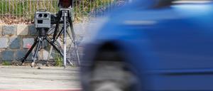 Ein Geschwindigkeits-Messsystem vom Typ Poliscan FM1 des Herstellers Vitronic steht während des sogenannten Blitzmarathons in einer Dreißiger-Zone am Straßenrand