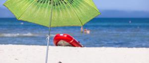 ARCHIV - 15.07.2021, Mecklenburg-Vorpommern, Prerow: Ein großer Sonnenschirm steht am Strand an der Ostseeküste.