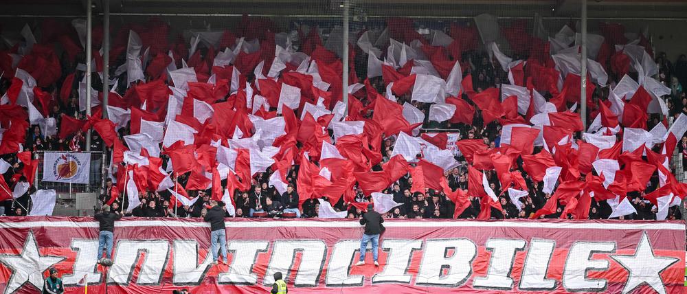 Leipzigs Fans mit einer Choreografie beim Spiel in Heidenheim.