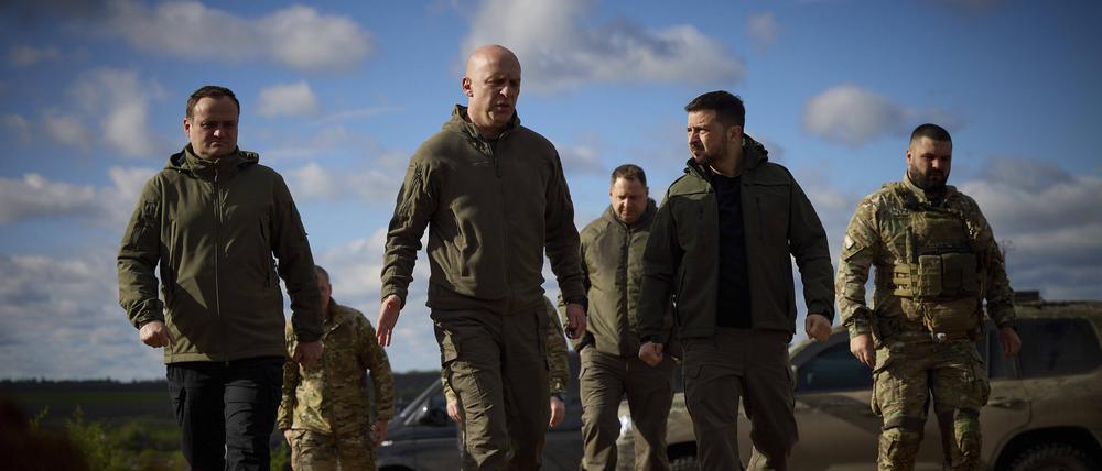 Besuch an der Front in Donezk: De ukrainische Präsident Wolodymyr Selenskyj und seine Militärberater. 