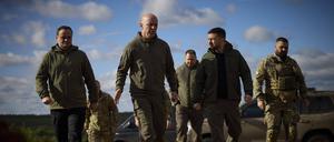 Besuch an der Front in Donezk: De ukrainische Präsident Wolodymyr Selenskyj und seine Militärberater. 