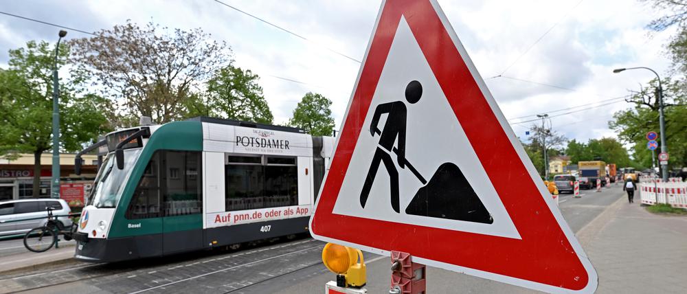 Potsdam, 15.04.2024, Lokales, Stadtbilder, Verkehr, Baustelle, Baustellenschild, Tram, Straßenbahn, Strassenbahn, Zeppelinstraße, Zeppelinstrasse, Symbolfoto, Foto: Ottmar Winter PNN ACHTUNG: Foto ist ausschließlich für redaktionelle Berichterstattung der PNN und des TGSP! Eine kommerzielle Nutzung, z.B. Werbung, ist ausgeschlossen. Die Weitergabe an nicht autorisierte Dritte, insbesondere eine weitergehende Vermarktung über Bilddatenbanken, ist unzulässig.