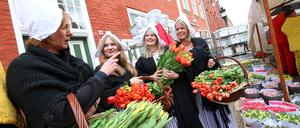 Holländische Blumenmädchen verteilen beim Potsdamer Tulpenfest Tulpen.