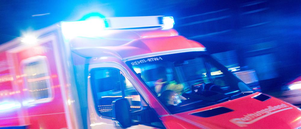 Blaulicht auf einem Rettungswagen. (Symbolbild)