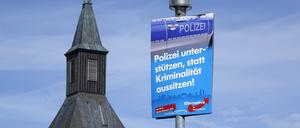 Wahlplakat der AfD und Dorfkirche im brandenburgischen Fresdorf.