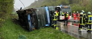 Ein Reisebus mit Schülern ist am Sonntagmorgen auf der Autobahn 45 im Sauerland umgestürzt.