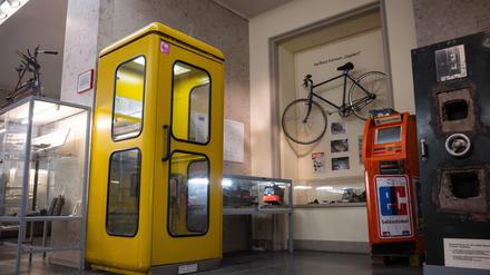 Eine Telefonzelle, in der Mitschnitte aus Telefonaten mit Kaufhaus-Erpresser Dagobert angehört werden können, steht in der Polizeihistorischen Sammlung der Polizei Berlin.
