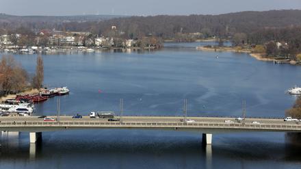 Immer weniger Fahrzeuge unterwegs: Die Humboldtbrücke am  Tiefen See.