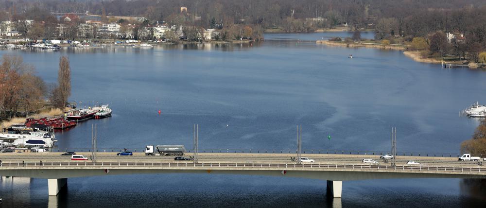 Immer weniger Fahrzeuge unterwegs: Die Humboldtbrücke am Tiefen See.