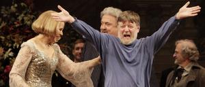 Der Dirigent Andrew Davis (r) verbeugt sich mit Renee Fleming und Peter Rose (M) während der letzten Generalprobe von Richard Strauss’ „Capriccio“ in der Metropolitan Opera im New Yorker Lincoln Center.