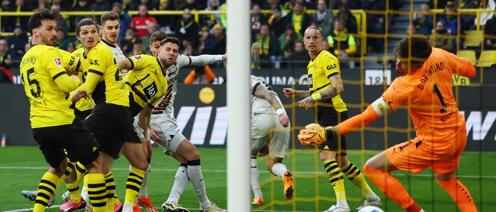 Josip Stanisic köpft das späte 1:1 für Bayer Leverkusen in Dortmund.