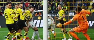 Josip Stanisic köpft das späte 1:1 für Bayer Leverkusen in Dortmund.
