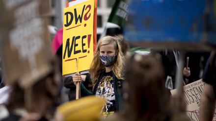 Demonstranten mit Transparent Deutsche Wohnen und CO Enteignen
