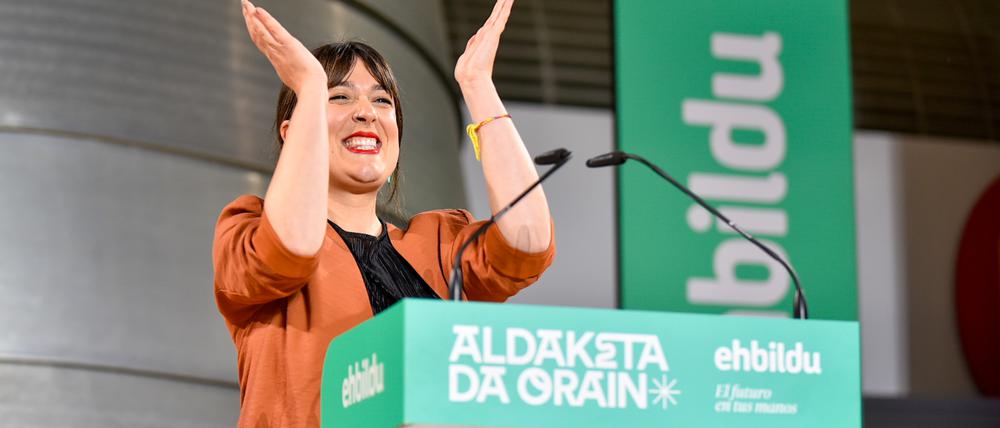 Die Wahlkampfsprecherin von EH Bildu, Oihana Etxebarrieta, spricht auf dem Ensanche-Markt in Bilbao vor den Medien. 