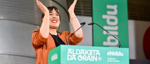 Die Wahlkampfsprecherin von EH Bildu, Oihana Etxebarrieta, spricht auf dem Ensanche-Markt in Bilbao vor den Medien. 