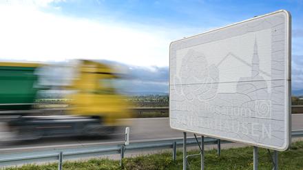 Ein touristisches Hinweisschild für das Europa-Rosarium in Sangerhausen an der A38 ist nicht mehr erkennbar. 