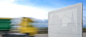 Ein touristisches Hinweisschild für das Europa-Rosarium in Sangerhausen an der A38 ist nicht mehr erkennbar. 