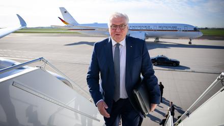 22.04.2024, Brandenburg, Schönefeld: Bundespräsident Frank-Walter Steinmeier steigt auf dem militärischen Teil vom Flughafen Berlin Brandenburg in ein Flugzeug (Airbus A350) der Flugbereitschaft der Bundeswehr, um nach Istanbul (Türkei) zu fliegen. 