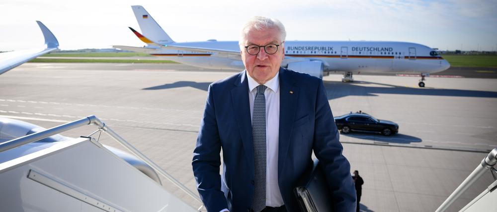 22.04.2024, Brandenburg, Schönefeld: Bundespräsident Frank-Walter Steinmeier steigt auf dem militärischen Teil vom Flughafen Berlin Brandenburg in ein Flugzeug (Airbus A350) der Flugbereitschaft der Bundeswehr, um nach Istanbul (Türkei) zu fliegen.