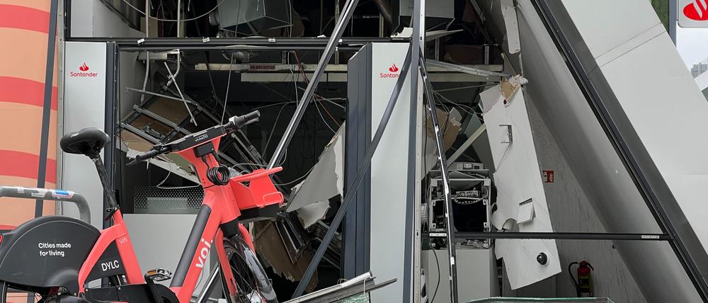 Unbekannte haben an der Clayallee einen Bankautomaten gesprengt.