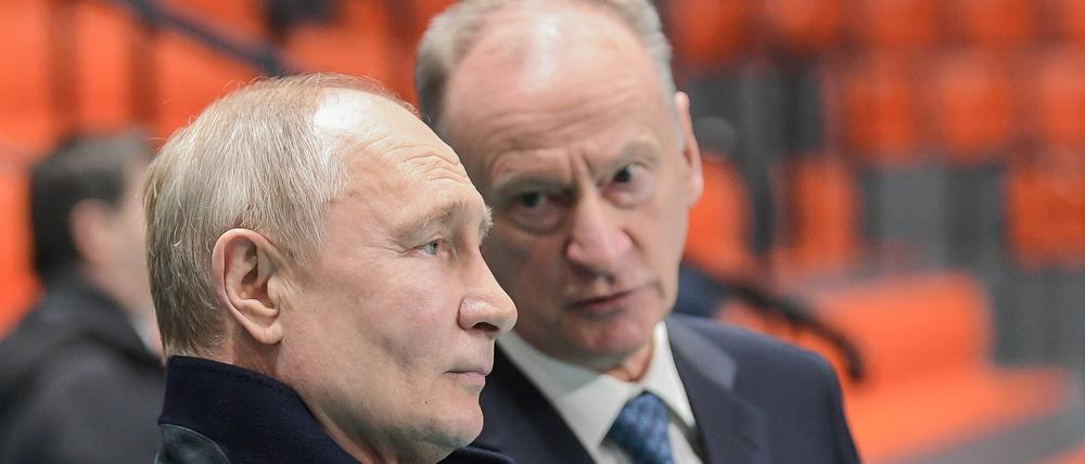 Nikolai Patruschew (rechts) ist seit mehr als drei Jahrzehnten an der Seite Wladimir Putins.