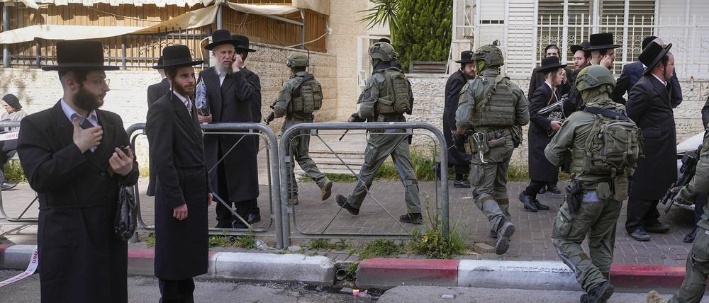 Israelische Sicherheitskräfte verfolgen die mutmaßlichen Angreifer eines Angriffs, bei dem am Vorabend des jüdischen Pessachfestes drei Menschen verletzt wurden. Nach Angaben der israelischen Polizei ist am Montag in Jerusalem ein Auto in einen Fußgänger gerast und hat dabei offenbar drei Menschen leicht verletzt.