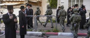 Israelische Sicherheitskräfte verfolgen die mutmaßlichen Angreifer eines Angriffs, bei dem am Vorabend des jüdischen Pessachfestes drei Menschen verletzt wurden. Nach Angaben der israelischen Polizei ist am Montag in Jerusalem ein Auto in einen Fußgänger gerast und hat dabei offenbar drei Menschen leicht verletzt.