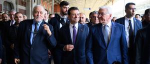 Zeichen der Verbundenheit: Bundespräsident Frank-Walter Steinmeier geht zusammen mit Ekrem İmamoğlu (M), Oberbürgermeister von Istanbul, und dem Historiker Ilber Ortayli (l) zum Museum im Bahnhof Istanbul Sirkeci. 