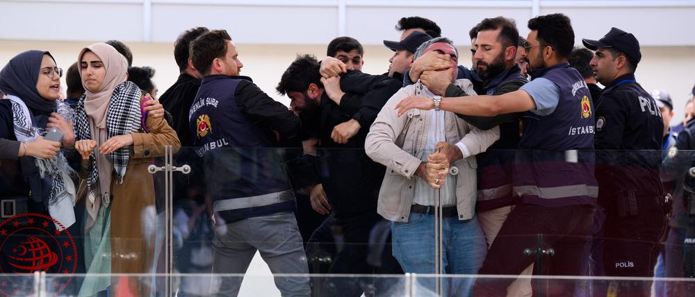 Pro-Palästinensische Demonstranten werden bei ihrem lautstarken Protest beim Besuch von Bundespräsident Steinmeier und dem Oberbürgermeister von Istanbul, Imamoglu, im Bahnhof Istanbul Sirkeci von Sicherheitskräften weggedrängt.
