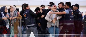 Pro-Palästinensische Demonstranten werden bei ihrem lautstarken Protest beim Besuch von Bundespräsident Steinmeier und dem Oberbürgermeister von Istanbul, Imamoglu, im Bahnhof Istanbul Sirkeci von Sicherheitskräften weggedrängt.
