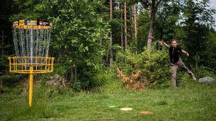 In der Theorie ist Discgolf einfach: Die Scheibe muss in den Korb. In der Praxis ist die Umsetzung manchmal nicht so einfach.  