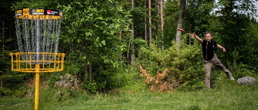 In der Theorie ist Discgolf einfach: Die Scheibe muss in den Korb. In der Praxis ist die Umsetzung manchmal nicht so einfach.  