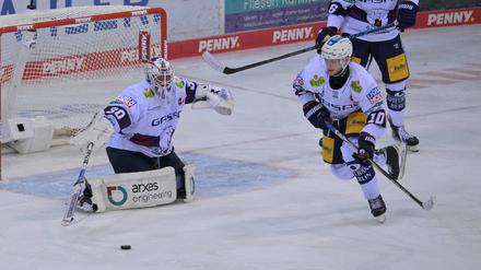 Lean Bergmann (r.) ist ein wichtiger Spieler, um die Scheibe vom Eisbären-Tor fernzuhalten.