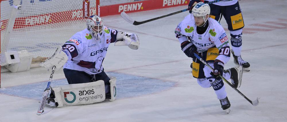 Lean Bergmann (r.) ist ein wichtiger Spieler, um die Scheibe vom Eisbären-Tor fernzuhalten.