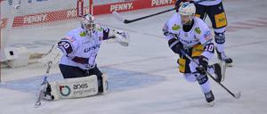 Lean Bergmann (r.) ist ein wichtiger Spieler, um die Scheibe vom Eisbären-Tor fernzuhalten.
