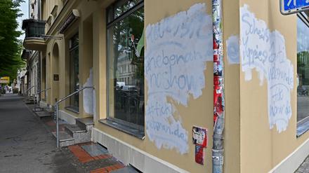 Beschmierte Hauswände und Fenster (Symbolbild)
