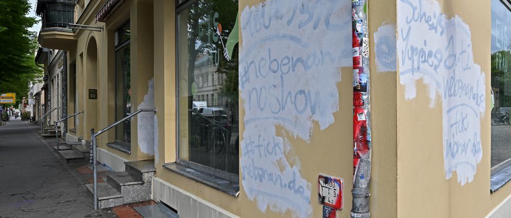 Beschmierte Hauswände und Fenster (Symbolbild)